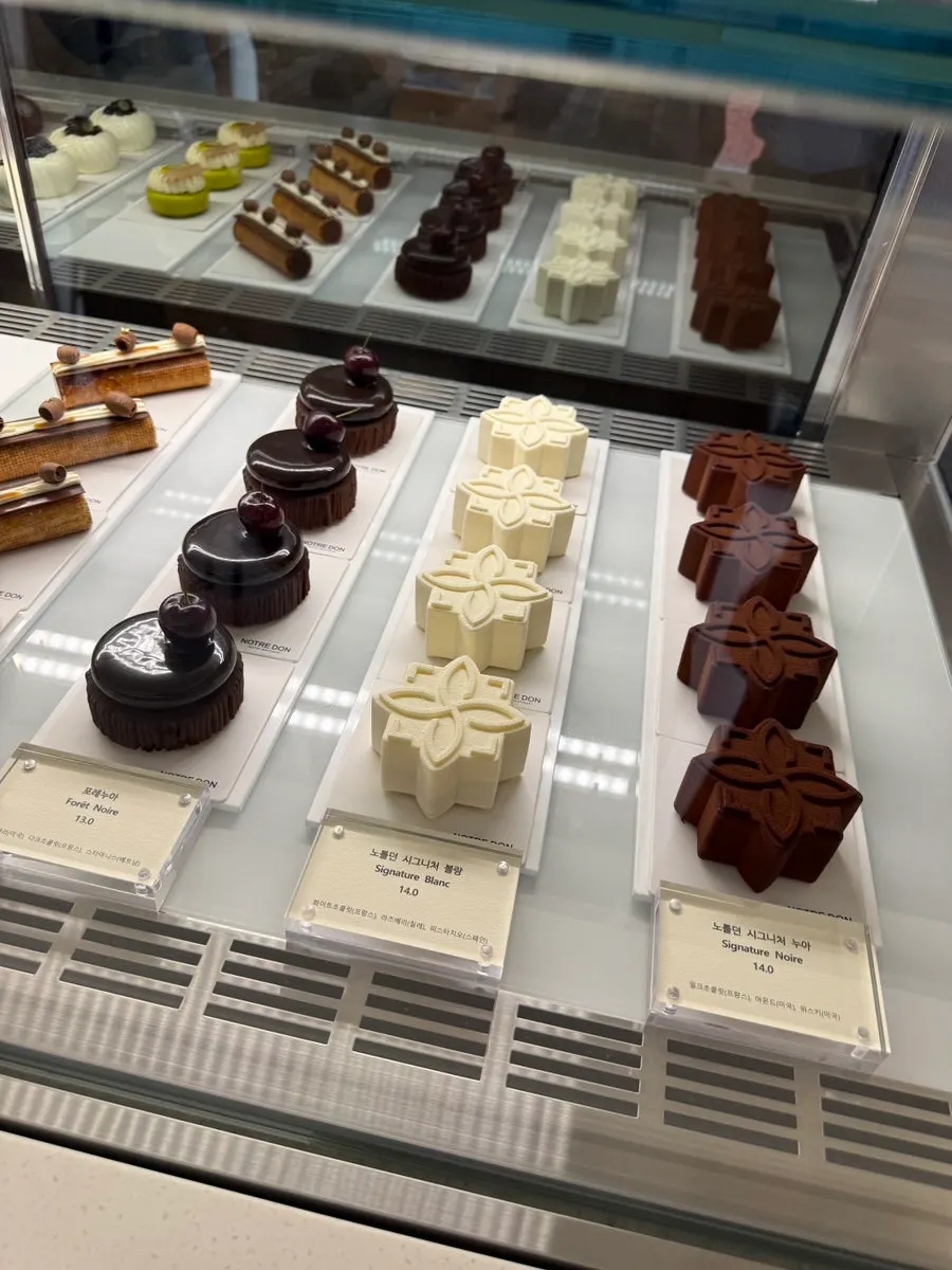 Dessert showcase at Notldun