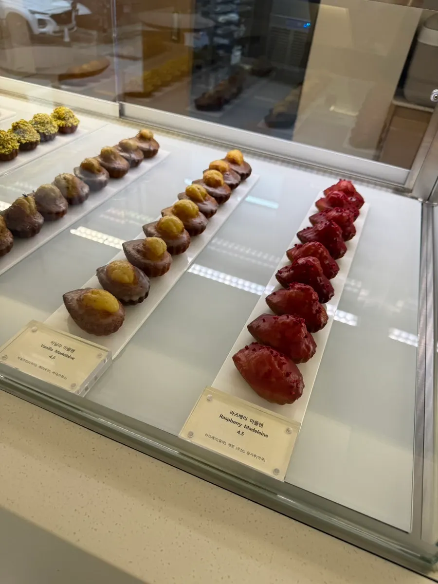 Close-up of the Notldun dessert display case