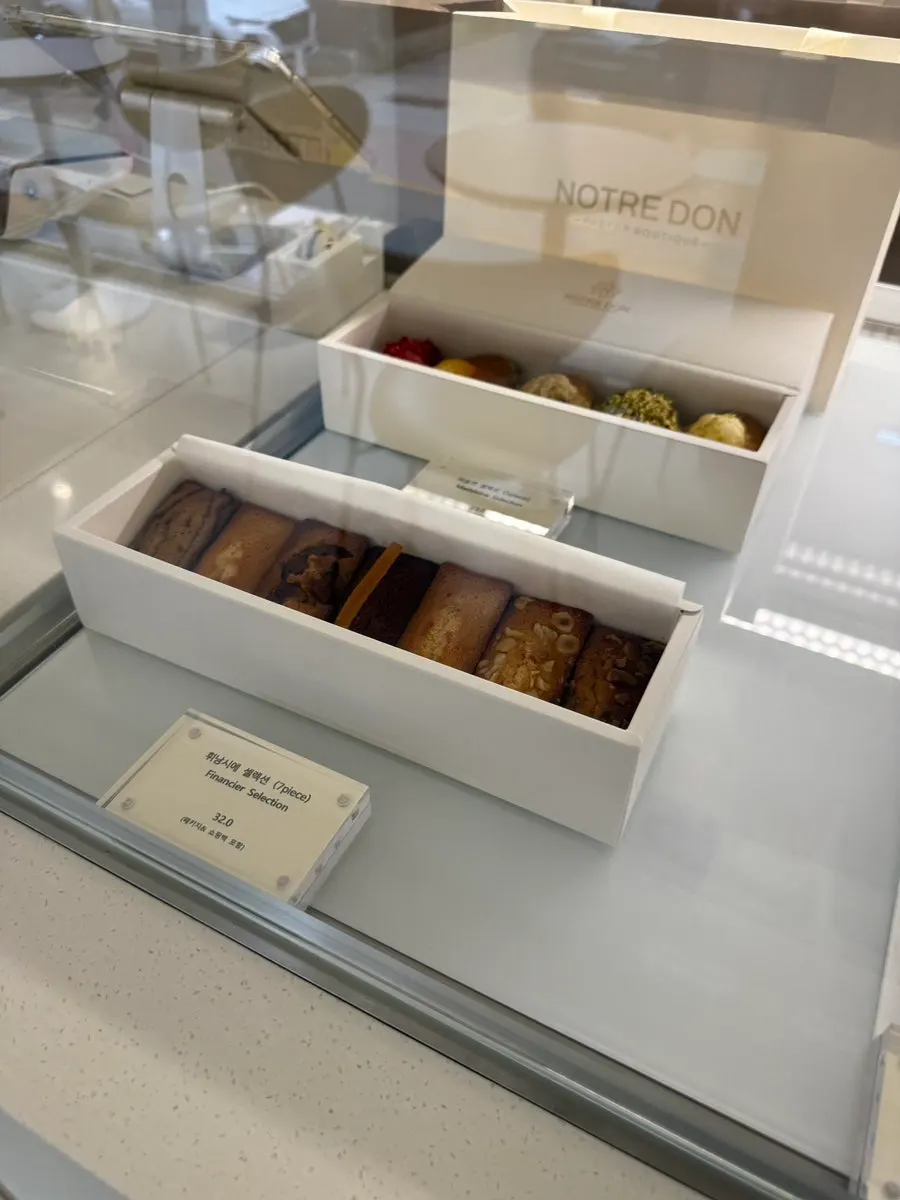 Various madeleine flavors displayed at Notldun