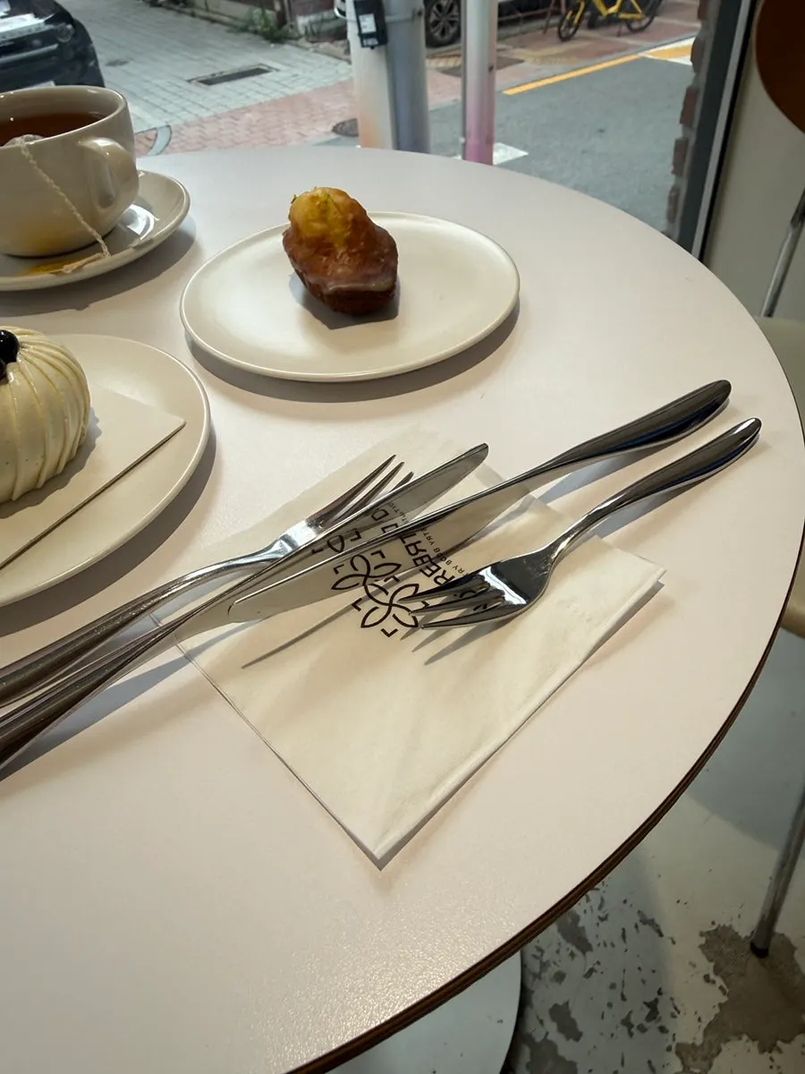 Tableware setting at Notldun with an upright knife