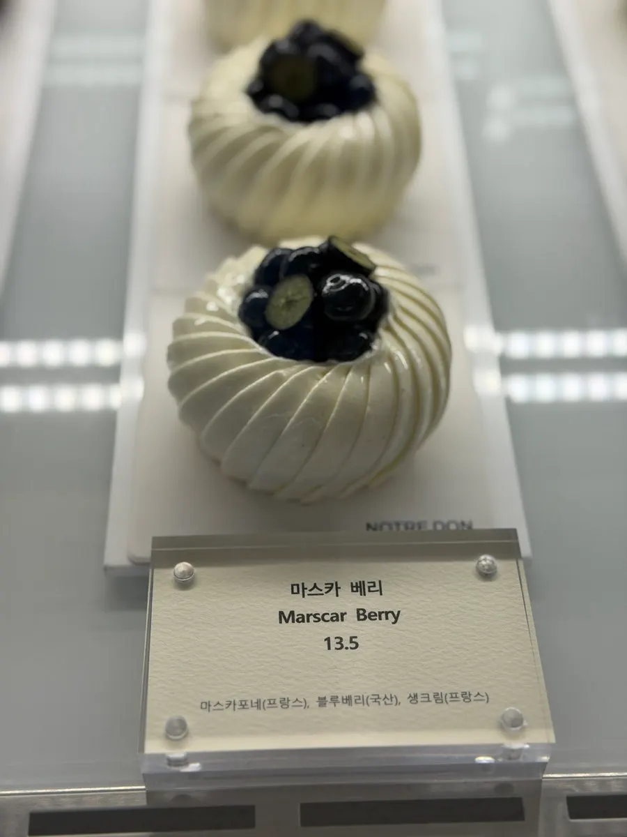 Side view of the Notldun dessert display