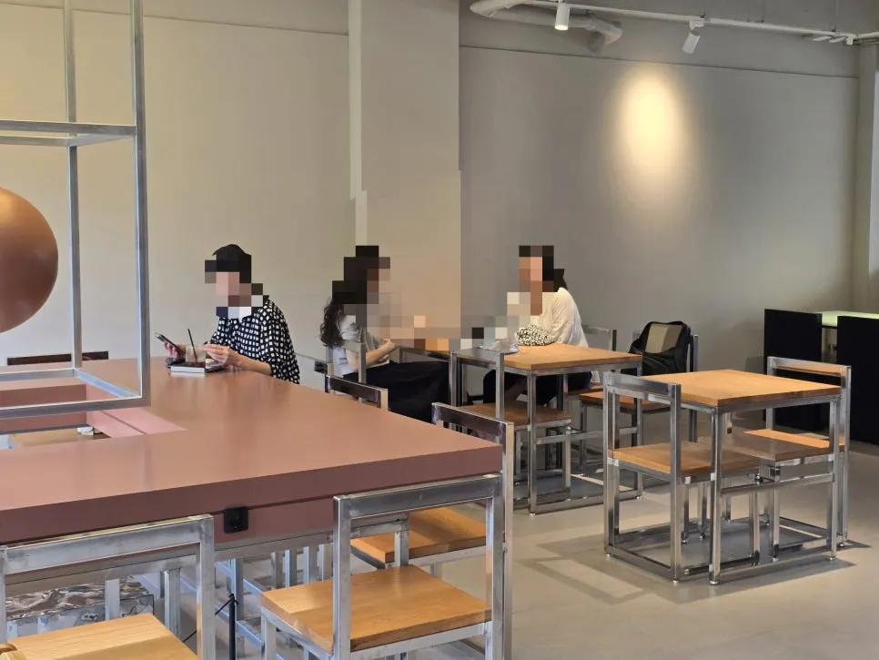 이야기 나누기 좋은 노튼 카페 좌석