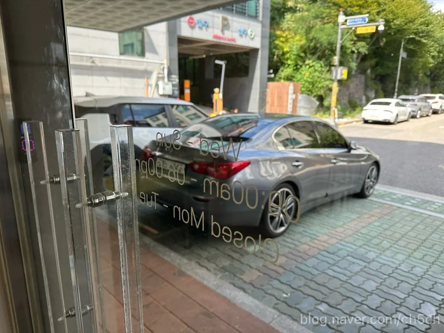식기와 물, 빨대가 놓인 노튼 셀프바