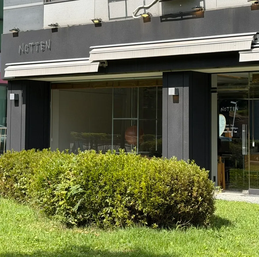 Exterior of Notten on the Dongpyeon-maeul café street