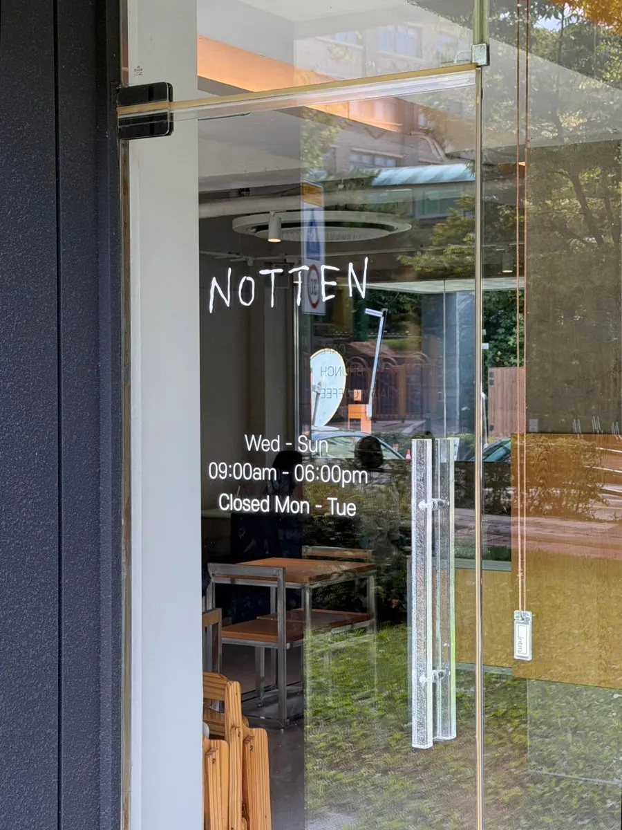 Notten's interior decor and counter