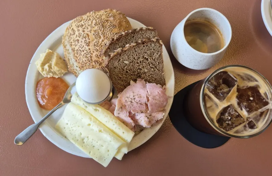 Table with Notten's Americano and brunch plate