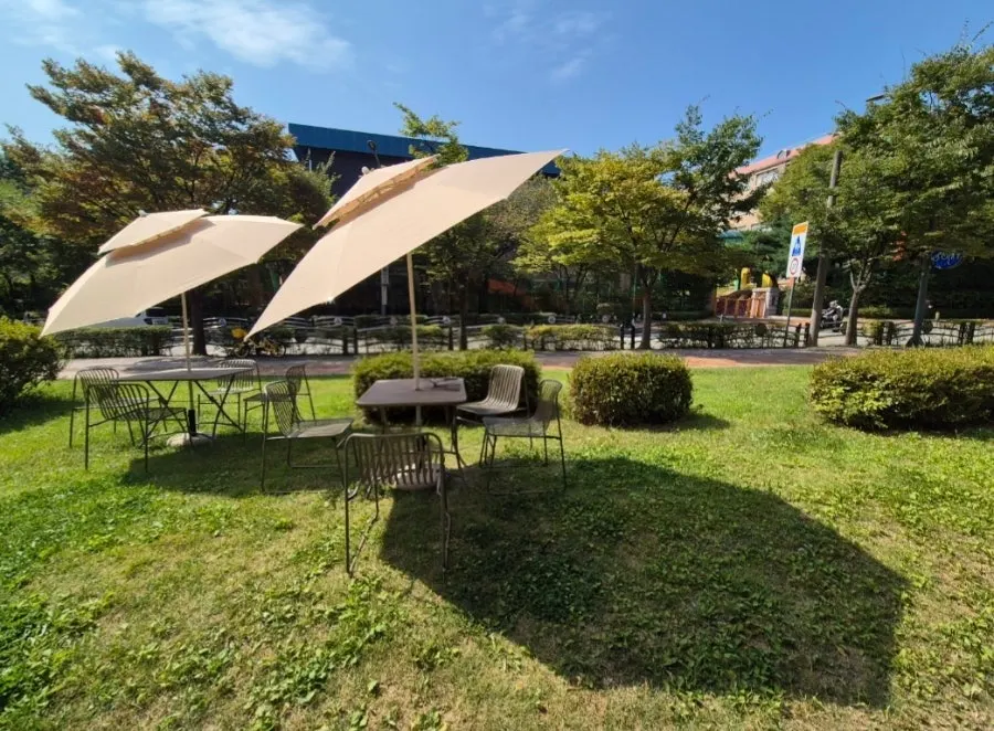 Pet-friendly outdoor terrace seating at Notten