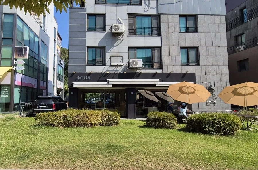 Exterior of Notten on the Dongpyeon-maeul café street with a garden view