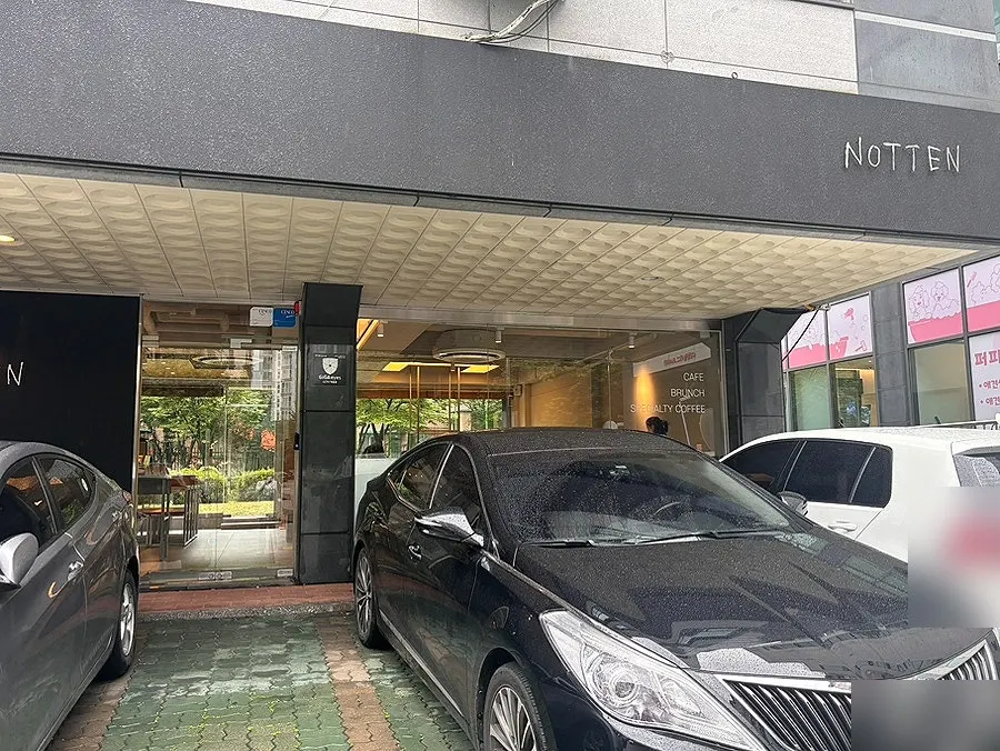 동편마을 카페거리의 노튼 매장 외관
