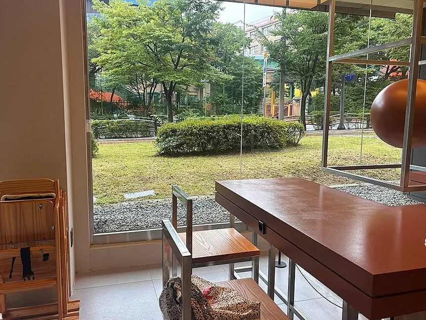 노튼 내부 통창 정원뷰 좌석