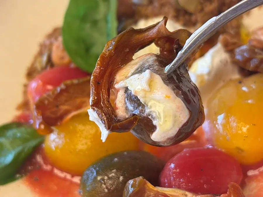 노튼 토마토그릭요거트볼을 떠먹는 모습
