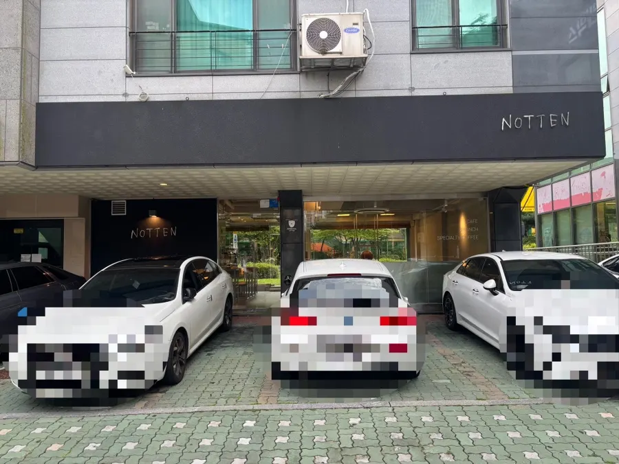 노튼카페 매장 앞 주차 공간
