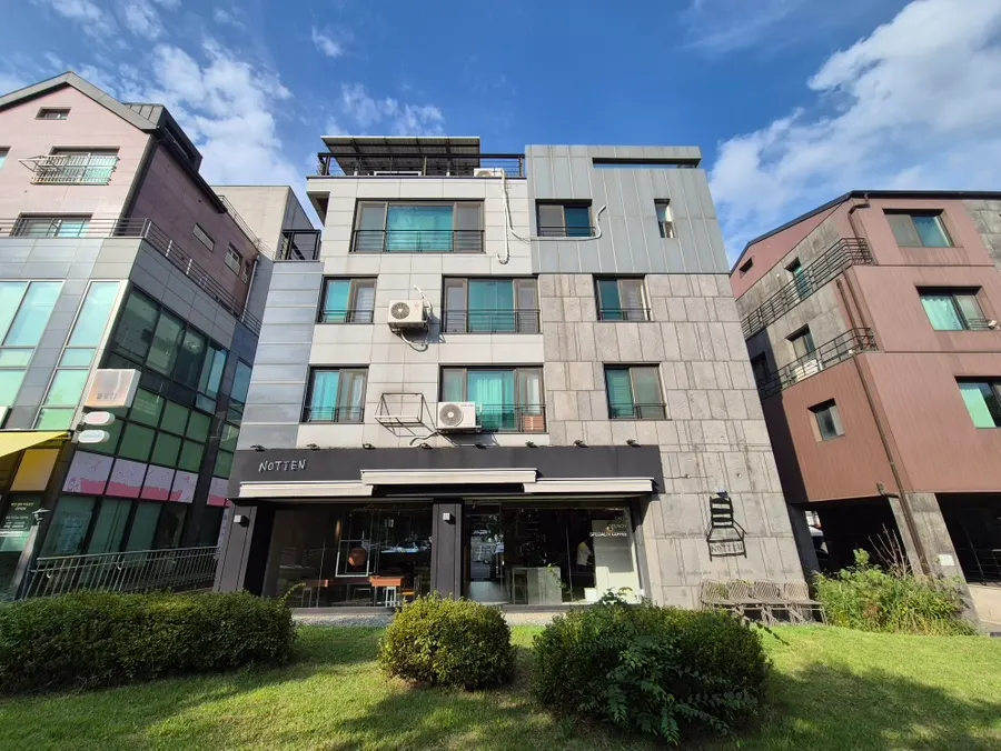 블랙톤 외관의 노튼카페 건물 앞
