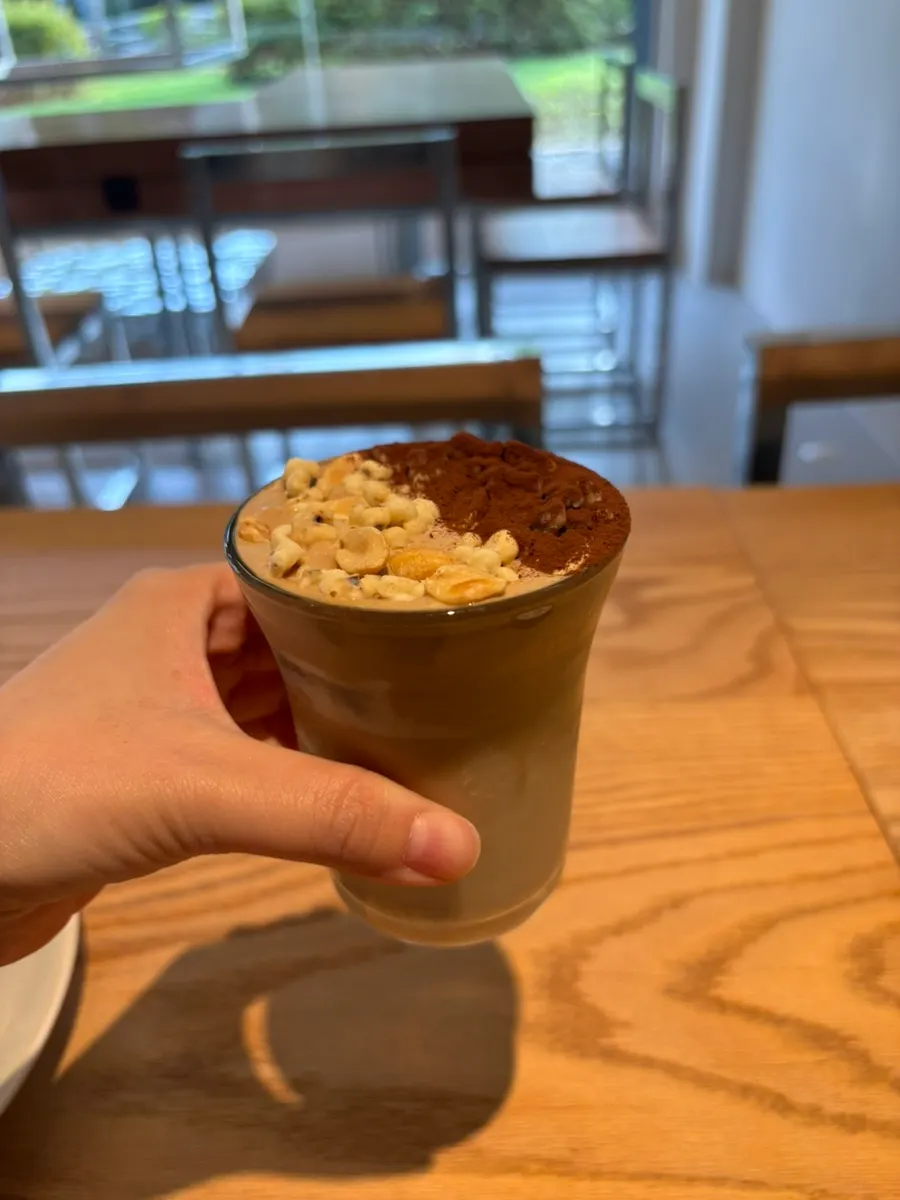 노튼카페 체리자두라떼 한 잔