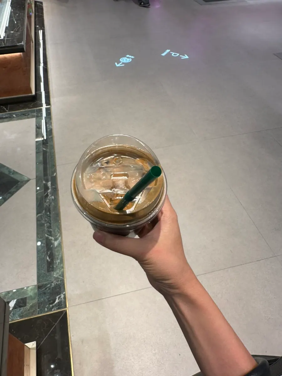 진한 커피와 흑임자 라떼