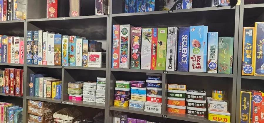 Playing the board game Cat Run