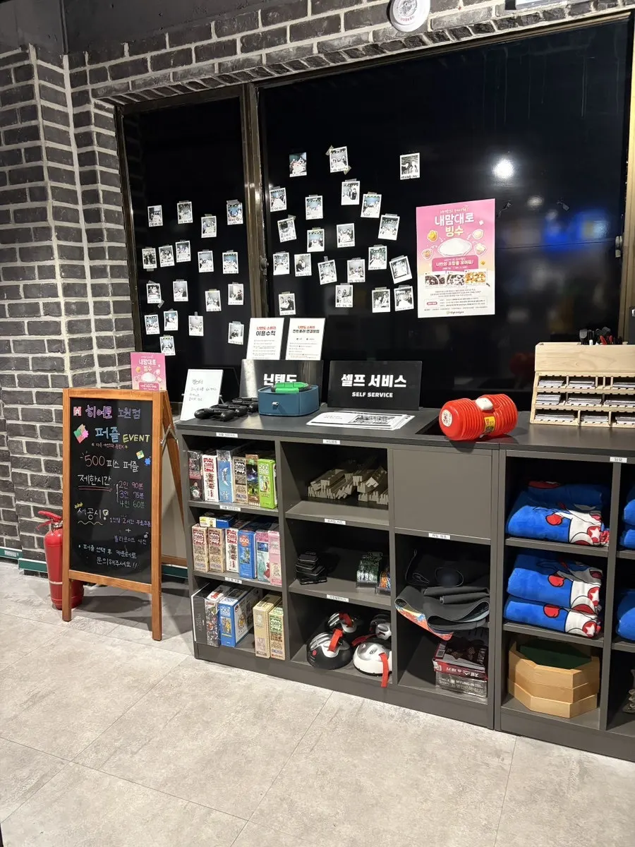 Table with games and snacks at the board game café