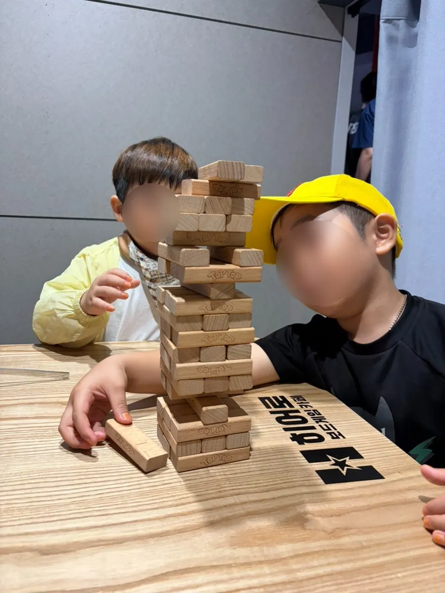 블록을 조심히 쌓아 올리는 모습