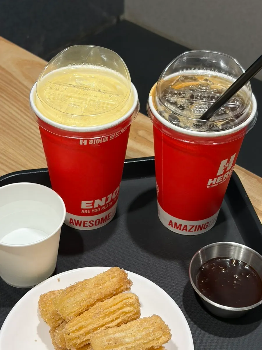 게임 테이블 위 츄러스 간식