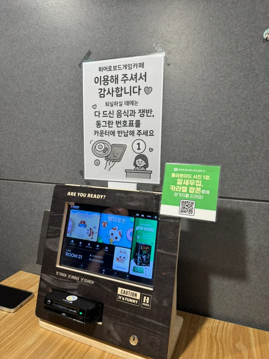 자리마다 놓인 주문용 패드가 있는 테이블