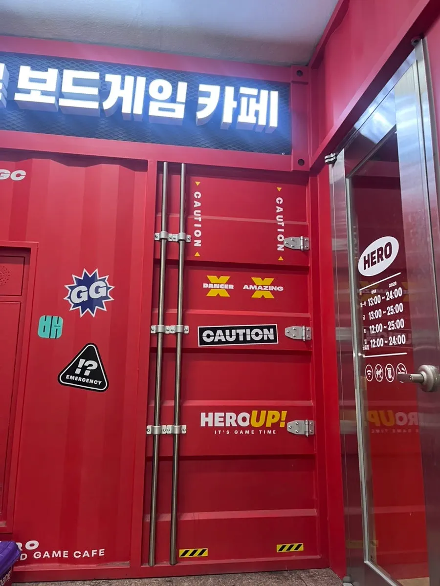 건물 외부에서 확인한 매장 층 안내