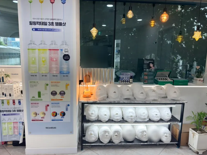 경락 관리 재료와 석고가 놓인 선반