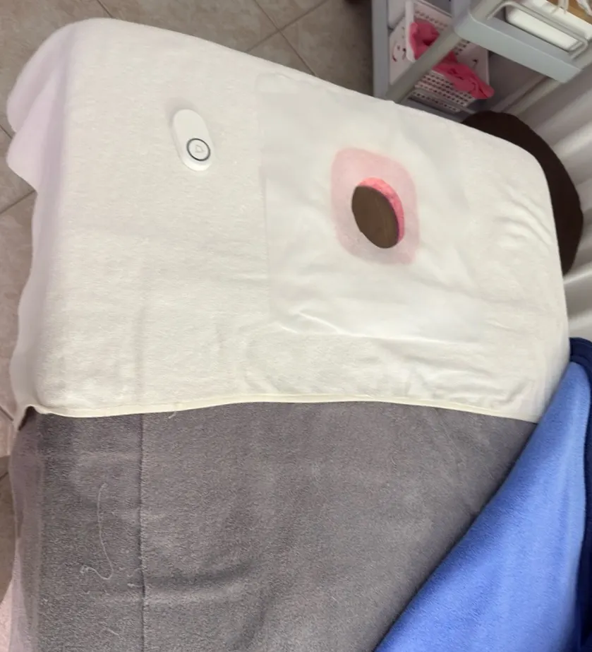가운으로 갈아입고 누운 관리 준비