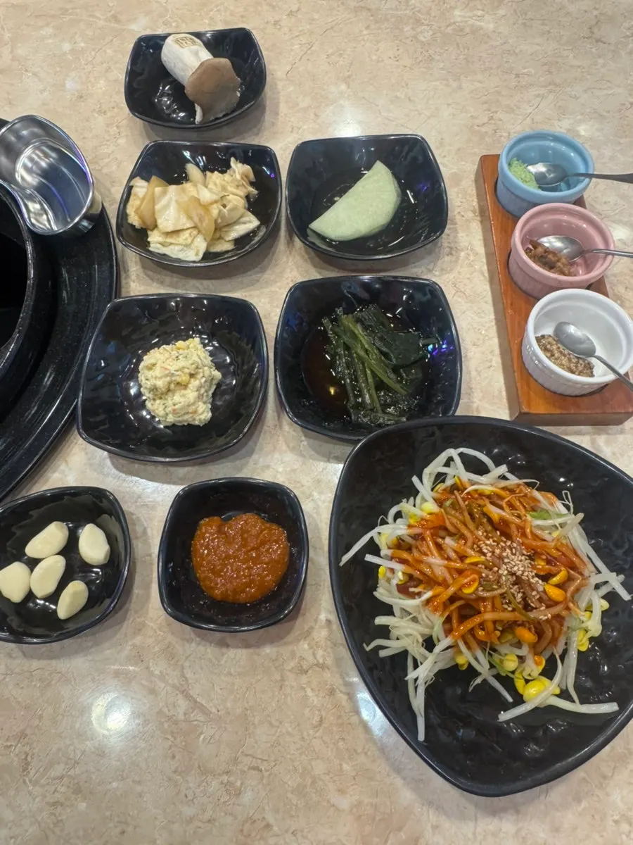 Three types of salt and side dishes for the meat