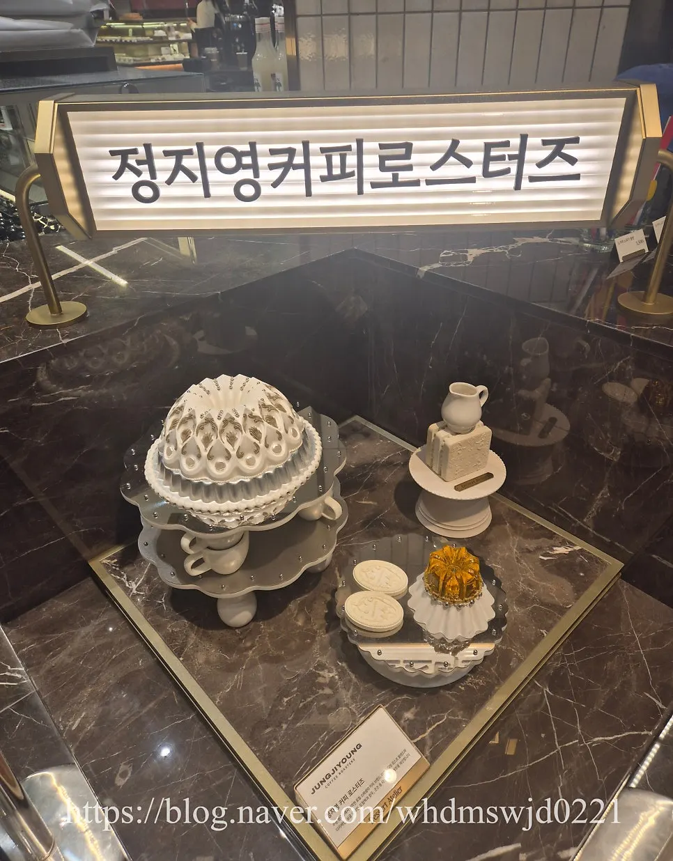 매장에 진열된 드립백과 홀빈 원두 상품