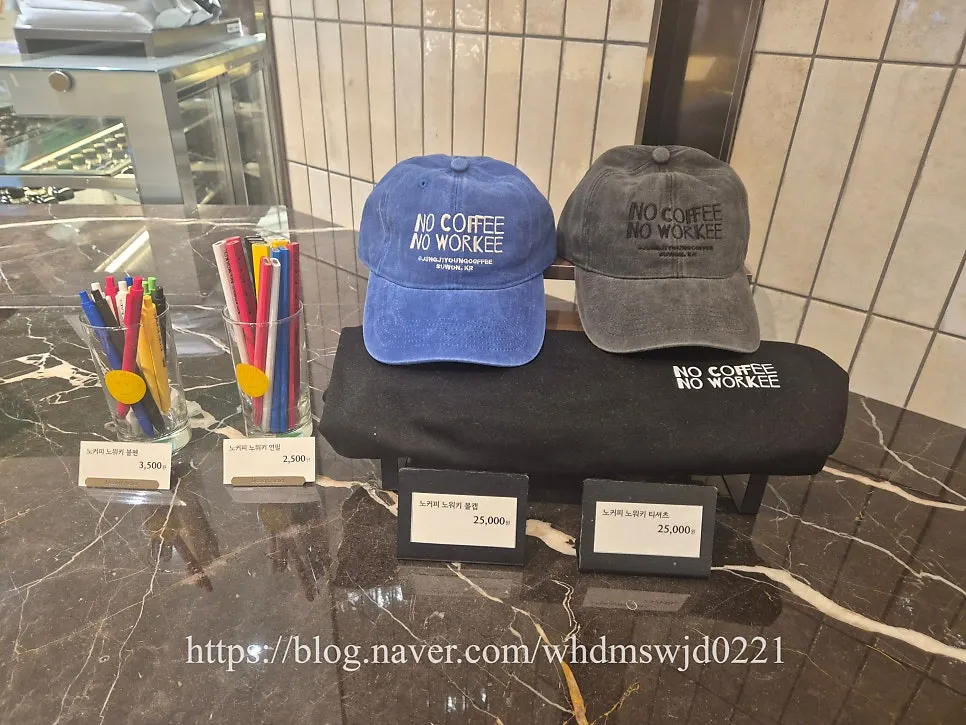 커피 메뉴가 적힌 메뉴 보드