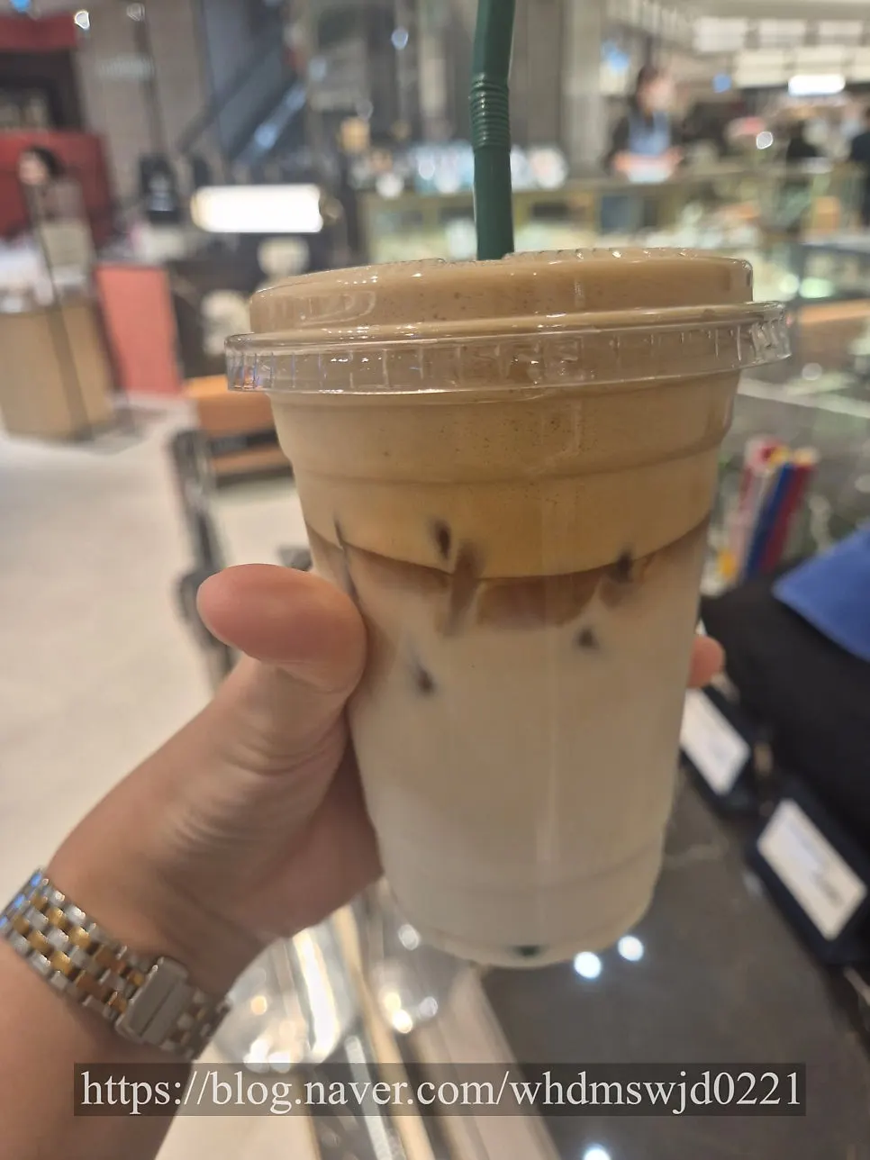 코코넛라떼 디카페인 한 잔