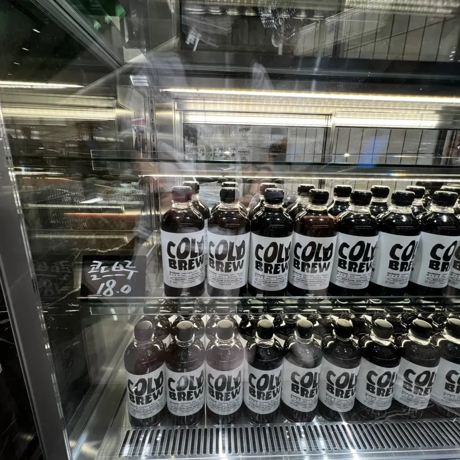 Brand introduction and interior of Jeong Ji-young Coffee Roasters