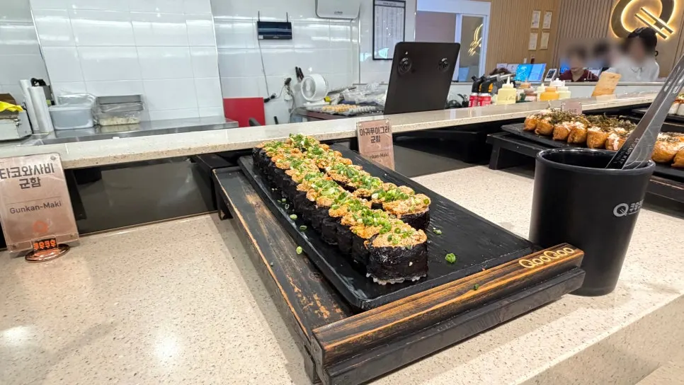 Plate combining sushi and sashimi