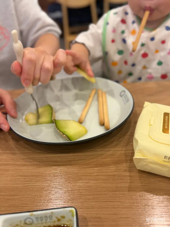 赤ちゃん椅子に座った1歳児