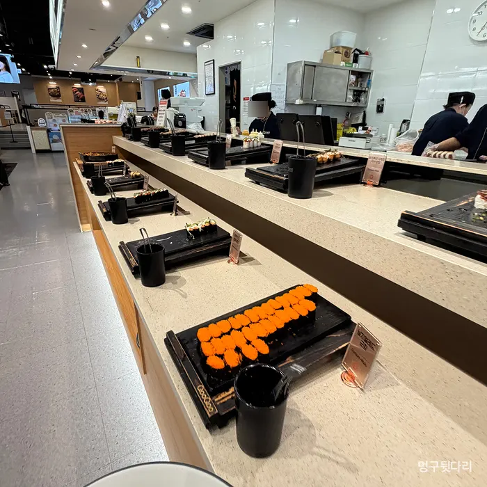 家族の集まりのテーブルに並んだ料理皿