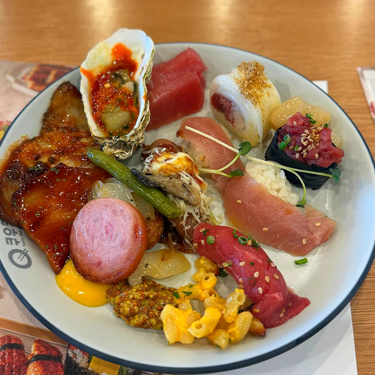 寿司がたっぷり盛られた皿