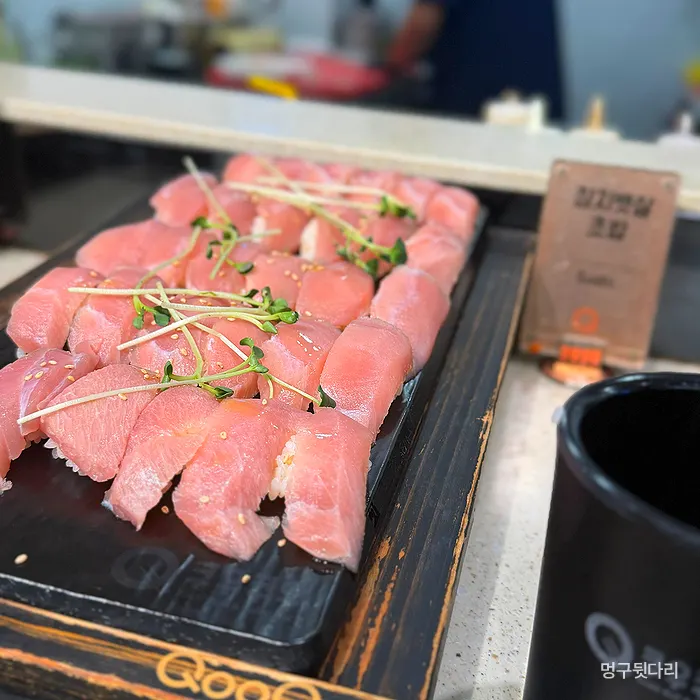 肉とパスタ、揚げ物を盛った皿
