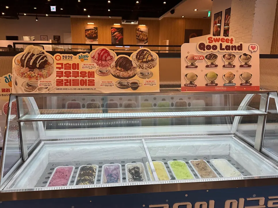 Bakery items and tteok at the Kuu Kuu Nowon Branch dessert corner