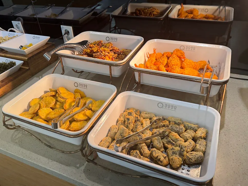 Tteokbokki and fried food at the snack corner
