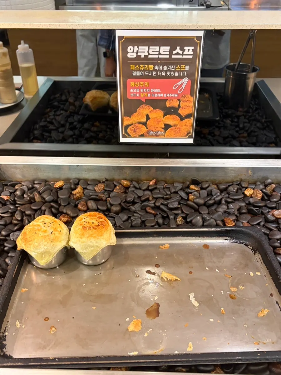 식사 메뉴가 마련된 뷔페 코너