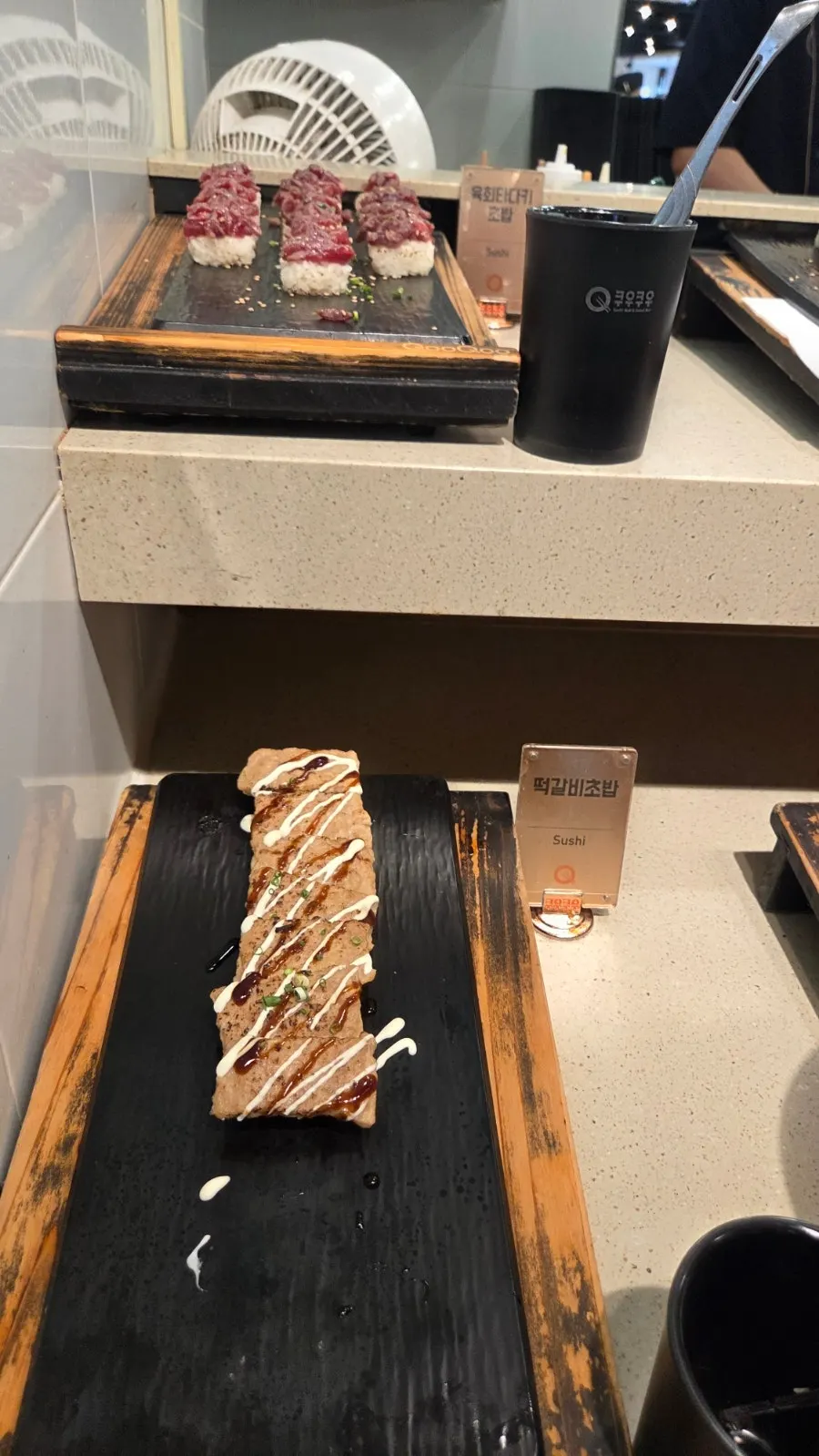 Kuu Kuu Nowon Branch's spacious dining room and table seating
