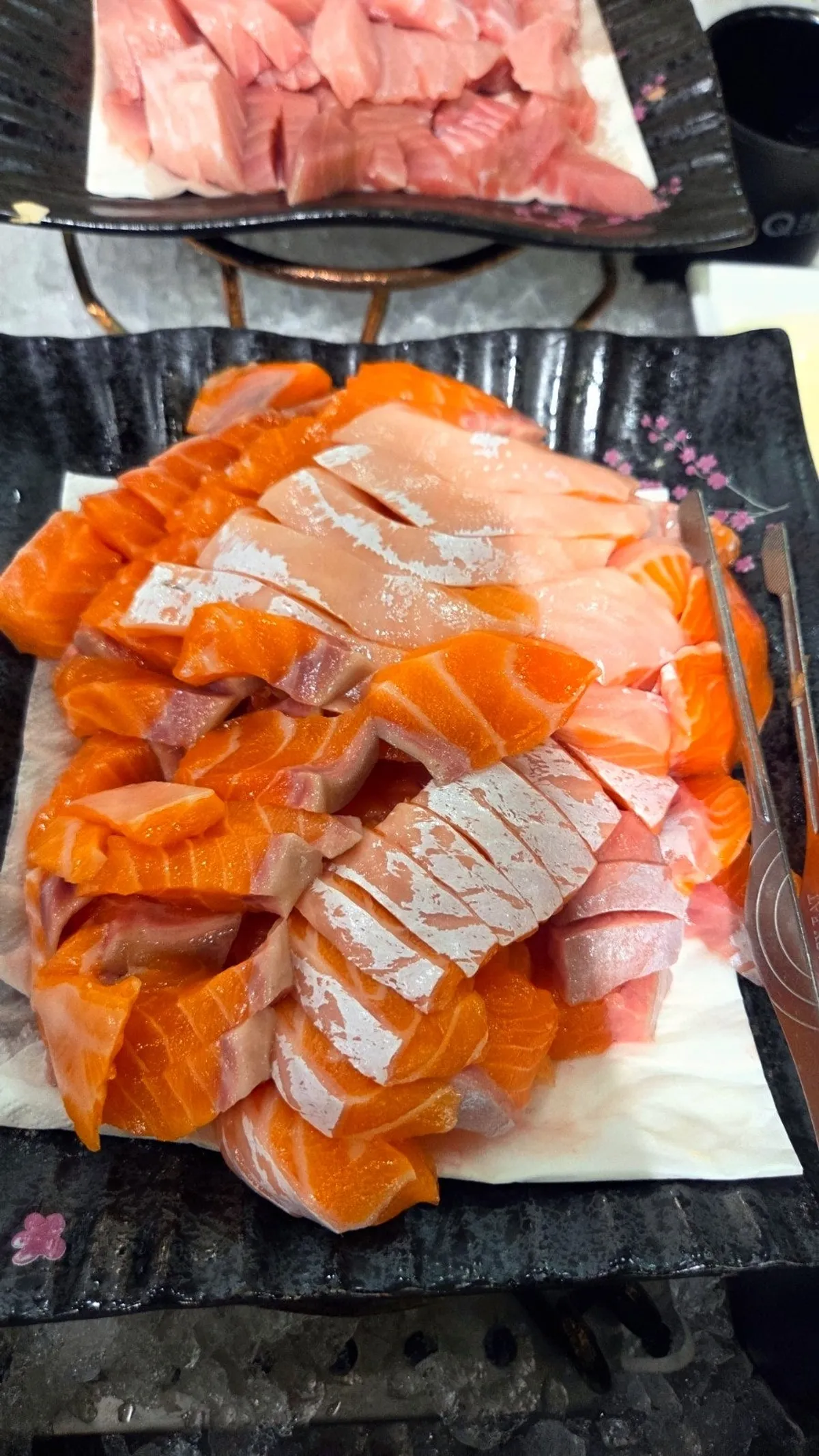 A plate of raw salmon sushi at Kuu Kuu Nowon Branch