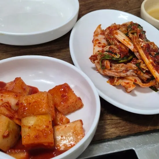 감자탕 기본 반찬 겉절이와 깍두기