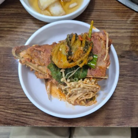 강불에서 끓이는 푸짐한 감자탕