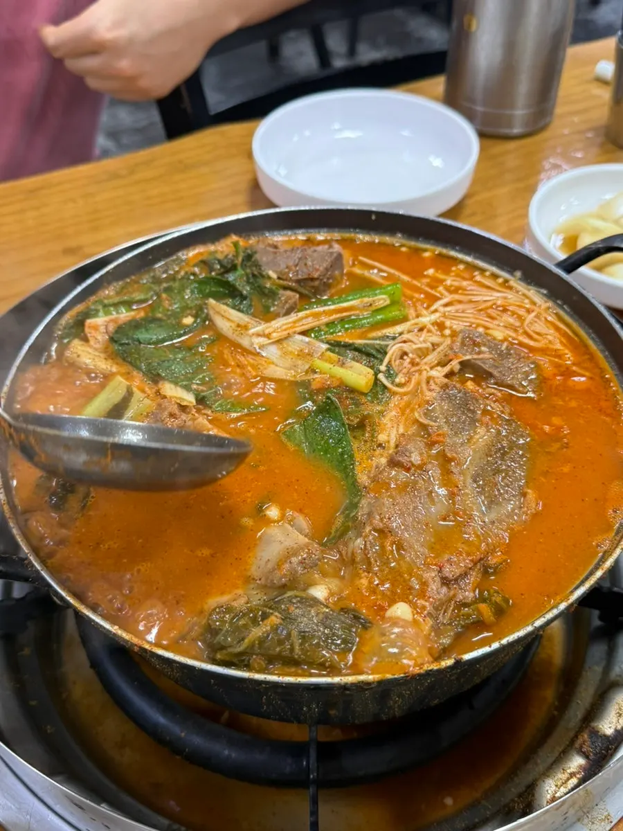감자탕 고기와 들깨가루 국물