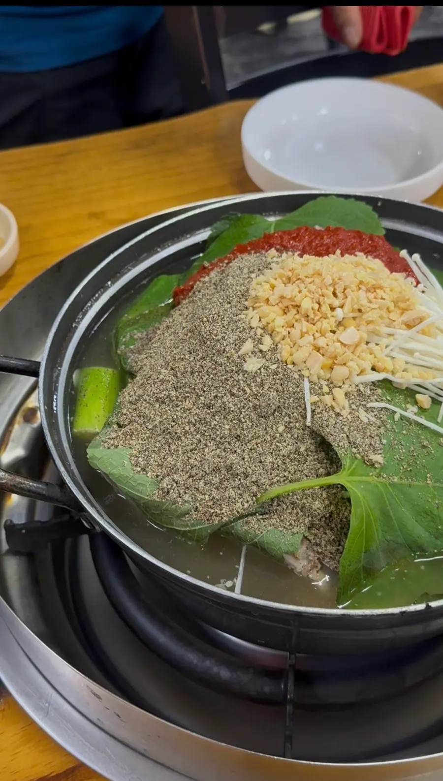 살이 부드럽게 떨어지는 돼지 등뼈