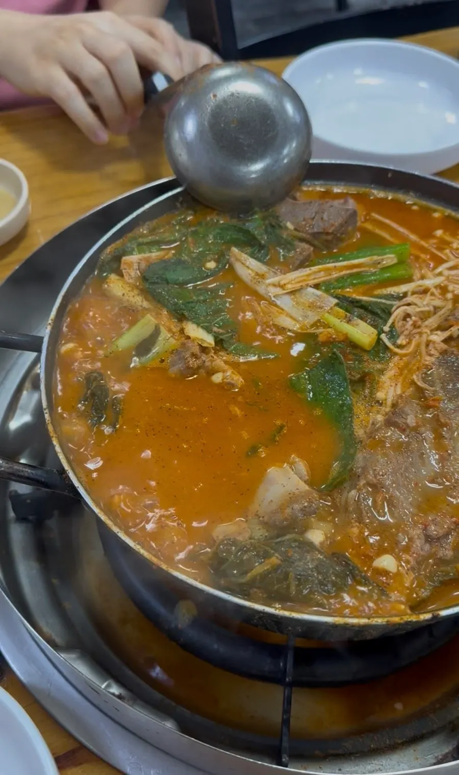 깻잎과 들깨가루가 올라간 감자탕