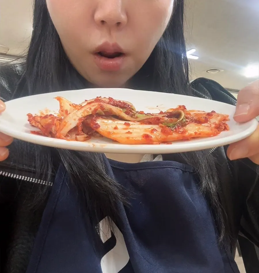 접시에 담긴 생김치