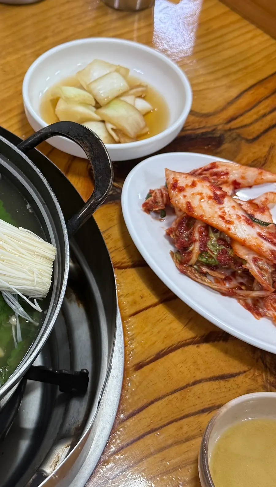 고기에 생김치를 싸 먹는 모습