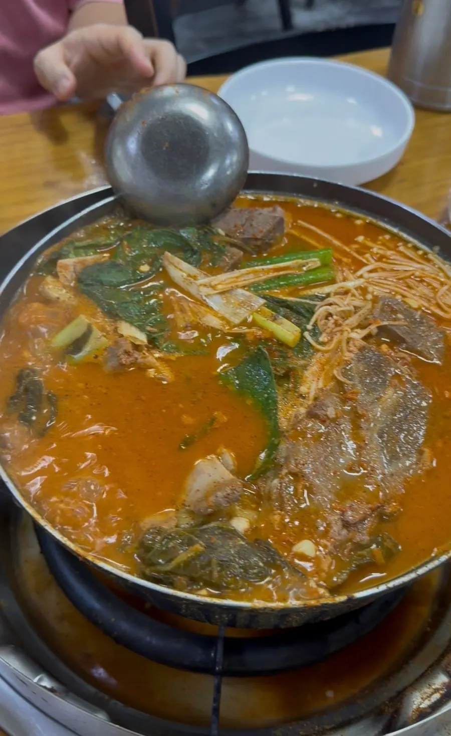 리필한 생김치와 남은 감자탕